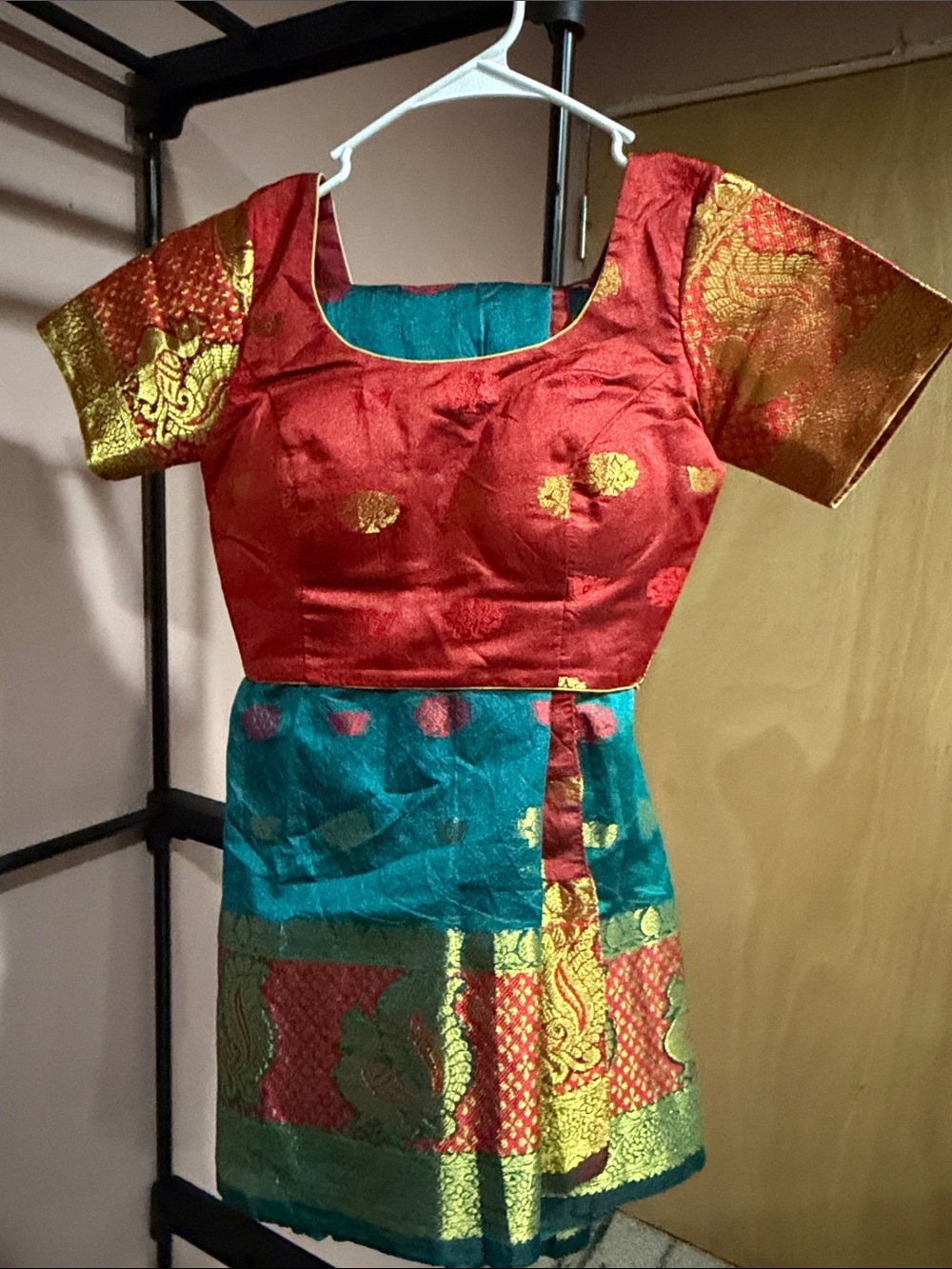 Red saree set with blouse & it’s ready to wear